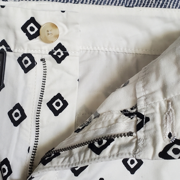 Old Navy Shorts - Cotton - 4 Pockets - Belt Loops - Cream + Black - EUC - Picture 4 of 11